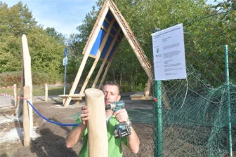 Spaß und Historie in Freiberg: Erlebnisweg führt künftig von der Altstadt bis zur Reichen Zeche - Diese neue Sitzgruppe nahe der Reichen Zeche ist eine Station des Erlebnisweges „Entdecker-Spur“ in Freiberg. Im Bild Kai Felgner von der Firma Werkform Langenau bei letzten Arbeiten an der Attraktion.