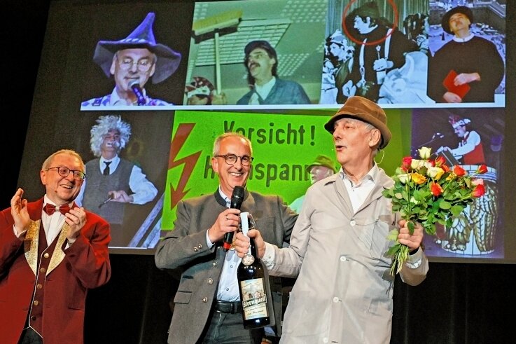 Spaßvogel feiert Bühnenjubiläum und frotzelt kräftig über den OB - Thomas Münzer (Mitte) überreichte Spaßkanone Lutz Reinhardt zum50. Bühnenjubiläum eine XXL-Flasche Bier. TVF-Conférencier Karsten Hellgoth applaudierte. 