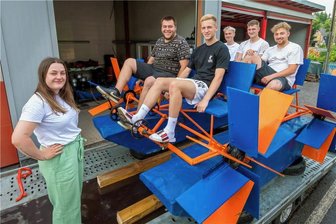 Spaßwettbewerb in Pfaffroda: Seewalze soll Proleten den Sieg bei Bootsrennen bringen - Als „Haselbacher Proleten" stellen sich Emmely Seifert, Lukas Beer, Raphael Seifert, Felix Kuhn, Franz Pötschke und Eric Arnold (von links) der Konkurrenz.