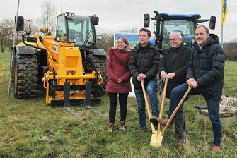 Spatenstich an der B 173: Agrartechnik Vertrieb Sachsen GmbH baut in Niederschöna - Christin Drewniok (von links) von der Chemnitzer Planungsfirma cprojekt ingenieure, Agrartechnik-Geschäftsfüher Dr. Marcus Bertelsmeier, Halsbrückes Bürgermeister Andreas Beger (CDU) und Agrartechnik-Geschäftsführer Ralph Bertelsmeier führten den ersten Spatenstich im Gewerbegebiet Niederschöna aus.