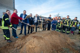 Spatenstich für neue Feuerwache im Plauener Westen: „Das Zusammenschmelzen war schmerzhaft“ - Jonathan (4, rechts auf dem Sandhügel) beim Spatenstich für die neue Neundorfer Feuerwache gemeinsam mit Leonie Schneider, Ortsvorsteher Uwe Trillitzsch, Rene Schreiter, Ortswehrchef Thomas Golle, OB Steffen Zenner, Baubürgermeisterin Kerstin Wolf, Straßbergs Ortsvorsteher Dieter Blechschmidt sowie dem Leiter der Berufsfeuerwehr, Patrick Heinritz (von links).