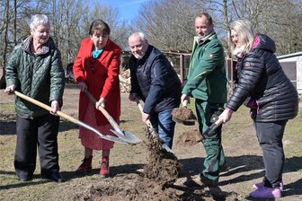 Spatenstich für neue Futterküche im Tierpark Hirschfeld - Beim Spatenstich (v.li.) Eva Herzog, Vorsitzende des Förderkreises, MdL Kerstin Nicolaus, Bürgermeister Rainer Pampel, Mario Ritter vom Tierpark und Planerin Heike Schulze.
