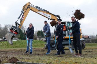 Spatenstich für neues Gerätehaus: Venusberger Feuerwehr freut sich über Meilenstein - Ortsvorsteher Bert Melzer, Planer Sebastian Weber, Wehrleiter Jörg Aurich und Jens Haustein (v. l.) packten zu.