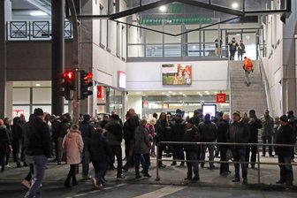 Vor dem Kaufland am Bebelplatz sammelten sich die "Montagsspaziergänger", da sie nicht in den Alberpark hinein konnten.