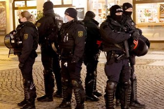 "Spaziergänger" in Chemnitz Gruppen unterwegs - Polizei verhindert einheitlichen Zug - Die Polizei verhinderte, dass sich ein einheitlicher Zug formierte.