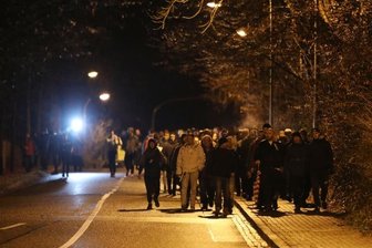 "Spaziergängern" droht 250-Euro-Strafe - Am Dienstagabend versammelten sich in Lichtenstein erneut mehrere Hundert Menschen, um mit einem sogenannten Spaziergang gegen die Coronapolitik zu protestieren. Gegen Teilnehmer, deren Personalien bekannt sind, sollen Bußgeldverfahren eingeleitet werden.