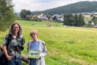 Spaziergang durch erzgebirgischen Ort: Wieso man in Burkhardtsgrün lange darauf warten musste - Gregor Lorenz und Heidemarie Fischer haben ein Buch über Burkhardtsgrün herausgegeben.