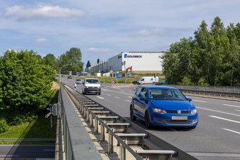 Spaziergang über die Autobahn - Warum ein Vogtländer vergeblich auf Kretschmers Mutprobe wartet - An der Autobahnauffahrt zu Fuß oder per Rad unterwegs zu sein, ist sehr gefährlich.