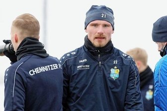 Spaziergang zum Stadion statt Punktspiel - Robert Zickert im Winteroutfit. Der CFC-Spieler hatte am Samstag Training, am Sonntag spielfrei wegen Spielausfall.