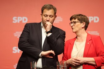 SPD-Chef nach Mitgliedervotum: Lars Klingbeil und die Quadratur des Kreises - SPD-Chef Lars Klingbeil ist nun der starke Mann in der SPD. Wie die Zukunft seiner Partei-Co-Vorsitzenden SaskiaEsken ausschaut, ist offen.