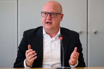 SPD-Chef zu Gesprächen mit der CDU: „Wenn wir uns auf Sachsen konzentrieren, ist eine Regierungsbildung vor Weihnachten denkbar“ - Sachsens SPD-Chef Henning Homann sieht nach der Entscheidung der CDU am Wochenende Chancen für eine schwarz-rote Minderheitsregierung.