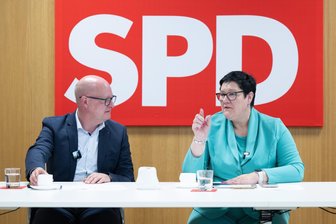 SPD-Chef zu Haushaltsverhandlungen: „Es gibt keinen guten Plan B“ - Wollen die Chefs der Sachsen-SPD bleiben: Henning Homann (l.) und Kathrin Michel.