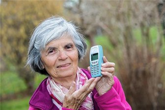 SPD fordert für Mittelsachsen ein 49-Euro-Ticket auf Papier - Hella Schmidt (80) aus Plauen hat ein Handy, aber kein Smartphone und keinen Internet-Zugang. Damit kann sie das 49-Euro-Ticket nicht kaufen. Wie auch im Vogtland gibt es jetzt in Mittelsachsen Kritik an den Plänen, wonach das 49-Euro-Ticket nur digital buchbar sein soll. 