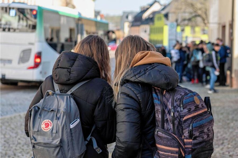 SPD fordert: Mittelsachsen soll Schülertransport in eigene Hände nehmen - Thema Schülertransport: zwei Schülerinnen warten in Rochlitz auf ihren Bus. 