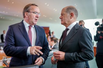 Bundeskanzler Olaf Scholz (r, SPD) und Boris Pistorius (SPD), Bundesminister der Verteidigung, unterhalten sich zu Beginn der Sitzung des Bundeskabinetts.
