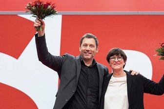 SPD glaubt wieder an Stärke und beschwört Geschlossenheit - Die neue SPD-Doppelspitze: Lars Klingbeil und Saskia Esken nach ihrer Wahl zu den Bundesvorsitzenden in Berlin.