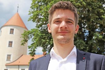 SPD-Kandidat Alexander Geißler: Der smarte Sozialdemokrat - Am Schloss Freudenstein, der Heimat der größten mineralogischen Sammlung der Welt, finden Tradition und Moderne zusammen. Alexander Geißler wünscht sich diese Verbindung von Verwurzelung, Zukunft und Innovation auch für den Landkreis. 