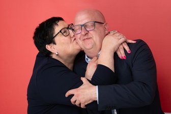 SPD-Landesparteitag bestätigt Führungs-Duo - zuvor rechnet Ex-Chef Dulig mit Nachfolger ab - Demonstrative Einigkeit: Kathrin Michel und Henning Homann sind in Dresden erneut zu den Parteichefs der sächsischen Sozialdemokraten gewählt worden.