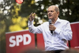 SPD-Spitzenkandidat Olaf Scholz: Erst ausgelacht, bald Kanzler? - Olaf Scholz auf seiner Wahlkampftour in Leipzig: Lauter und energischer als gewohnt tritt er dort vor hunderten Anhängern auf. Die bejubeln ihn wie einen Pop-Star, obwohl Scholz kein mitreißender Redner ist.