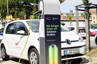 SPD und Grüne in Zwickau: Wir wollten das kostenlose Parken für E-Autos retten - Mit einem „E“ im Nummernschild musste man sich bisher keine Gedanken über Parkgebühren machen. Das hat sich geändert. Aber ursprünglich sollte auch das Laden mit Parkgebühren belegt werden. Das hat die Fraktion abgewendet.