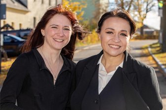 SPD Vogtland nominiert zwei Frauen und einen Soldaten für Landtagswahl: Wo Mitglieder Haltung von der Partei einfordern - Juliane Pfeil (36, links) und Saskia Feustel (34) kandidieren zur Landtagswahl für die Wahlkreise Vogtland 1 und 3. Tim Müller (nicht anwesend zur Nominierung) kandidiert für den Wahlkreis Vogtland 2. Während Feustel und Müller erstmals kandidieren, steuert Pfeil die dritte Legislatur an. Bisher kam sie nur über Liste ins Amt.