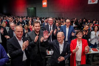 SPD-Wahlparteitag: Scholz setzt auf leise Töne bei seiner Kür zur Kanzlerkandidatur - Olaf Scholz  (vorn) winkt beim außerordentlichen SPD-Bundesparteitag den Delegierten zu.
