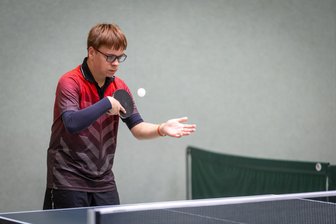 Special Olympics in Limbach-Oberfrohna: „Es braucht nur Trainer, die ihn so akzeptieren, wie er ist“ - Justin Finke spielt beim Anerkennungswettbewerb für die Special Olympics 2026 im Saarland Tischtennis.