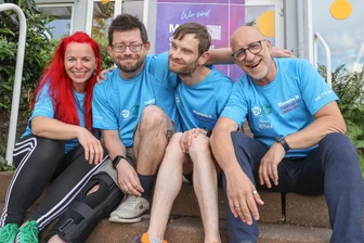 Special Olympics in Limbach-Oberfrohna: Wie zwei Chemnitzer mit Sehbeeinträchtigung für ihren großen Traum kämpfen - Kevin Böttger und Martin Porth (Mitte) wollen mit ihren Trainern Alfred Staindl und Katrin Wallasch bei den Special Olympics in Limbach-Oberfrohna Bestleistungen zeigen.