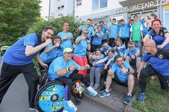 Special Olympics: Wenn Träume in Erfüllung gehen - Alfred Staindl (r.), Mandy Meinert (dahinter) und Lukas Scholz (links) betreuen die Leichtathleten der Stadtmission, die an den Special Olympics teilnehmen. Michaela Sandeck (2. v. l.) gehört zu den aussichtsreichsten Startern. 