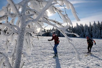 Speckfettbemmen locken Teilnehmer der Skiwanderung im Erzgebirge - Mitglieder des Jugendklubs Jahnsbach laden für Sonntag zur Skiwanderung ein.