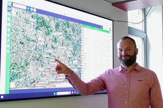 Spediteur aus Zschopau testet Transporter mit Wasserstoffantrieb - Jan Götze sieht auf der Karte in Echtzeit, wo seine Fahrzeuge gerade im Einsatz sind.