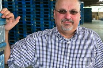 Spedition wächst weiter: 60 neue Autos - Jürgen Zehnder leitet die Niederlassung in Hainichen, hier steht er in einer großen Lagerhalle.