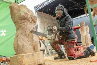 Speed Carving in Muldenberg: Kettensägenschnitzer zaubern Holzkunst in nur einer Stunde - Lisa Hirschbichler aus Österreich war eine von drei Frauen, die in Muldenberg die Säge in die Hand nahm.