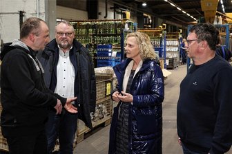Speed-Dating: Gazima Grünhain stellt Umwelttechnologien vor und äußert Kritik an den Rahmenbedingungen für Unternehmen - Die beiden Geschäftsführer der Gazima, Jörg Zimmermann (l.) und Hans Zimmermann (r.), hier im Gespräch mit Staatssekretärin Ines Fröhlich und Frank Wagner, dem Präsidenten der Handwerkskammer Chemnitz (2. v.l.). Das Unternehmen ist schon mehrfach mit dem Umweltpreis ausgezeichnet worden.
