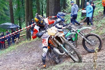 Speedhill in Geyer: Feucht-fröhliche Party am Steilhang - Michl Dreßler (links) aus Schneeberg und Lokalmatador Julian Meyer liefern sich an der Walthershöhe in Geyer ein Kopf-an-Kopf-Duell. 