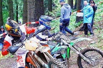 Speedhill mit Gaudi - Michl Dreßler aus Schneeberg und Julian Meyer aus Geyer (r.) kämpften sich 2021 gemeinsam die Walthershöhe hinauf. Solch spektakuläre Szenen dürfte es am 26. August dieses Jahres ebenfalls geben. Vielleicht machen ihnen ja auch die "Riders on Wheels" Konkurrenz. 