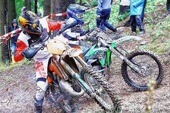 Speedhill-Rennen vor 17. Auflage - Michl Dreßler (links) aus Schneeberg und Julian Meyer aus Geyer kämpften sich 2021 gemeinsam die Walthershöhe hinauf. Solch spektakuläre Szenen dürfte es am 26. August wieder geben.