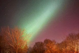 Spektakel am Nachthimmel: Vogtländer staunen über Polarlichter – das sind die schönsten Fotos der „Freie Presse“-Leser - Von der Dammsteinstraße in Reichenbach aus gelang „Freie Presse“-Leser Gerald Schwandner dieses Polarlicht-Motiv.