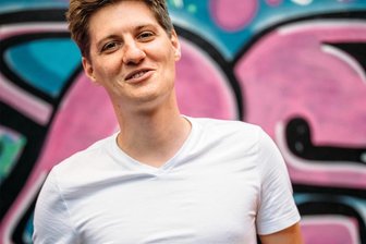 Spektakel der Extraklasse – ein Verein holt Meisterschaften des Poetry Slam nach Chemnitz - Friedrich Herrmann gehört zum Spektakel Kollektiv, das die Chemnitzer Poetry Slams organisiert.