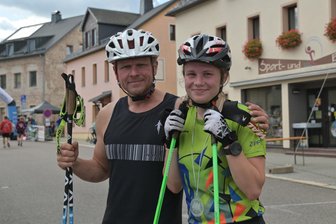 Spektakel im Stadtzentrum: Rollskiläufer erobern Thalheim - Marie Meischner vom SC Norweger Annaberg, hier mit Papa René, gewann vor zwei Jahren das Rennen der Damen.