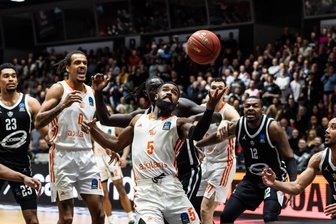 Spektakel in der Messe: Niners Chemnitz gewinnen wilden Europapokal-Ritt gegen den Spitzenreiter JL Bourg-en-Bresse - Kampf um jeden Ball: Corey Davis im Spiel der Niners Chemnitz gegen Bourg-en-Bresse.