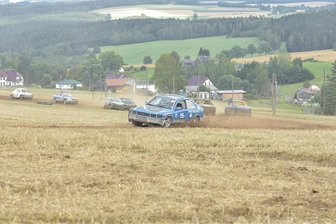 Spektakel in Ebersbach: „Das Stoppelfeldrennen ist unsere Formel 1!“ - Teilnehmer aus Sachsen und Tschechien gingen mit 44 Fahrzeugen an den Start und lieferten sich spannende Wettkämpfe.