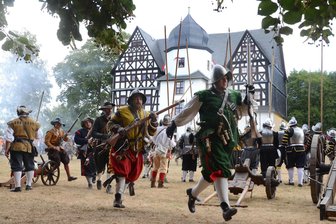 Spektakel in Treuen: Was Besucher beim 20. Schlossfest am Wochenende erwartet - Spektakel am Schloss in Treuen: Am Wochenende findet das 20. Schlossfest statt.