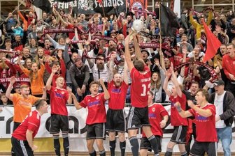 Spektakel unterm Brander Hallendach - Die Langenauer Landesklasse-Fußballer feiern vor ihrer Fankurve den Sieg des Indoor-Regio-Cups 2022. Von den 900Besuchern war laut Veranstalter rund ein Drittel in rot-schwarzen Farben gekleidet.