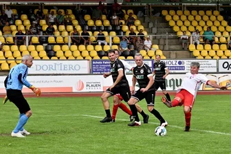 Spektakel zum 120. Geburtstag: VFC Plauen beginnt eine neue Zeitrechnung - In ihren schwarzen Trikots setzten (von links) Andreas Richter, Catalin Popa und Michael Ott gegen Rot-Weiß Erfurt in einem sehenswerten Spiel voll auf die Offensive. 