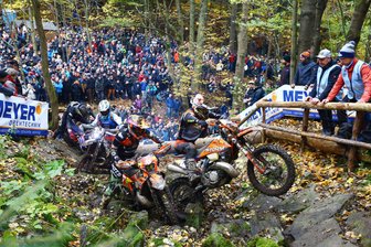Spektakulär und laut im Erzgebirge: Auf den Spuren des Phänomens Getzenrodeo - Das Getzenrodeo in Grießbach lockt stets tausende Zuschauer in den Wald. Sie feuern die Fahrer begeistert an.