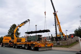 Spektakuläre Ankunft im Erzgebirge: Hier fliegt ein Eisenbahnwagen durch die Luft - Gleich zwei Kräne hoben den neuen Wagen auf den dafür vorgesehenen Platz.