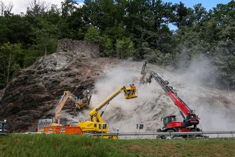 Spektakuläre Baustelle im Landkreis Zwickau: Zwei Riesenbohrer fressen sich an der B 175 in Felsen - 