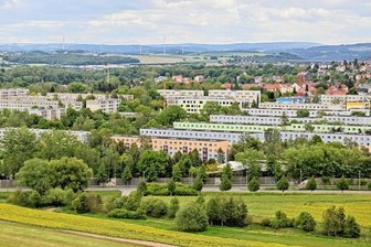 Spektakuläre Flucht über Balkon: Zwickauer Polizei schnappt Verurteilten dennoch - In einem Neuplanitzer Mehrgeschosser hat ein 33-Jähriger am Mittwoch versucht, vor der Polizei zu fliehen. Foto: Ralph Köhler