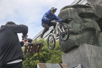 Spektakuläre Freestyle-Action in Chemnitz: „Stunt it!“ kehrt zurück - Lukas Knopf vor „Stunt it!“ im vorigen Jahr am Karl-Marx-Monument.
